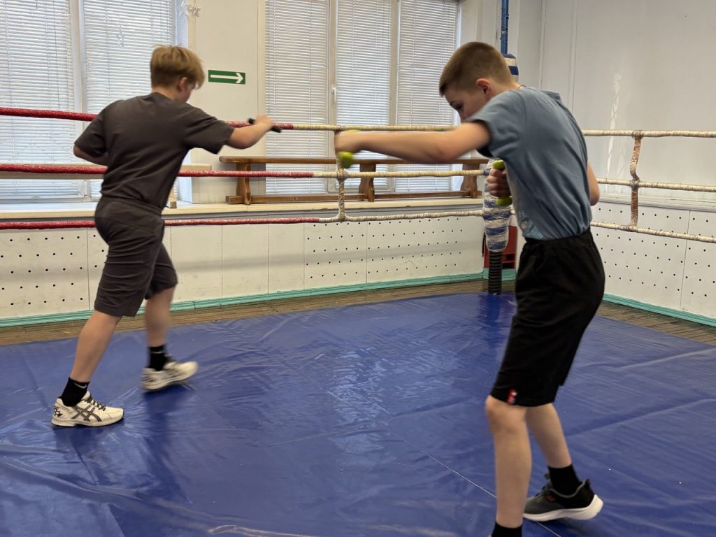 4 февраля 2026 года в клубе по месту жительства «Сибирь» прошел мастер-класс по боксу, организованный инструктором по спорту Леонидом Алексеевичем Дуплинским для несовершеннолетних осужденных, состоящих на учете в филиалах ФКУ «Уголовно-исполнительная инспекция ГУФСИН России по Кемеровской области - Кузбассу» в городе Кемерово