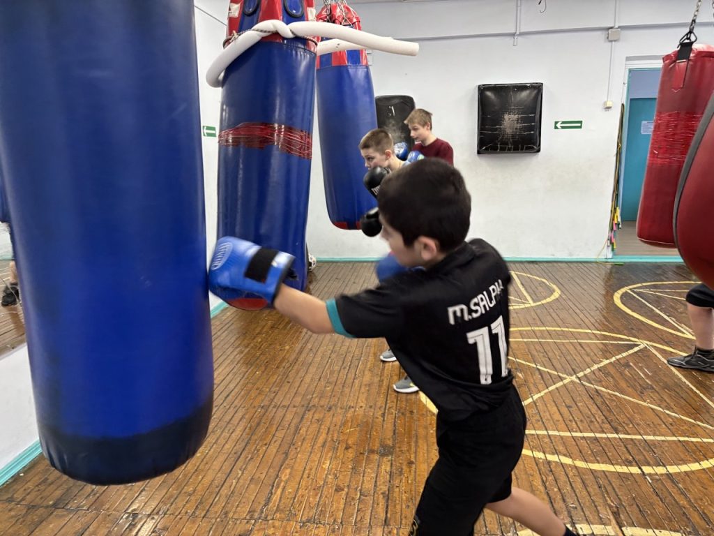 4 февраля 2026 года в клубе по месту жительства «Сибирь» прошел мастер-класс по боксу, организованный инструктором по спорту Леонидом Алексеевичем Дуплинским для несовершеннолетних осужденных, состоящих на учете в филиалах ФКУ «Уголовно-исполнительная инспекция ГУФСИН России по Кемеровской области - Кузбассу» в городе Кемерово