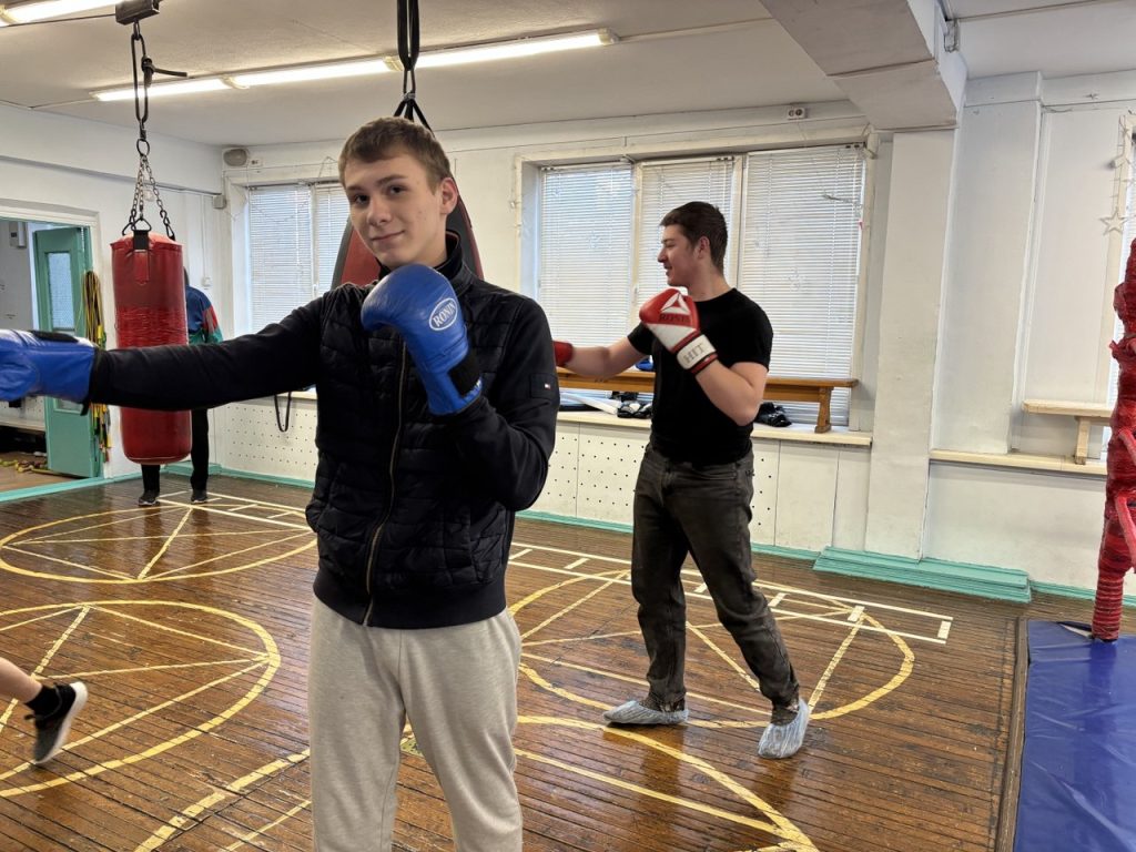 4 февраля 2026 года в клубе по месту жительства «Сибирь» прошел мастер-класс по боксу, организованный инструктором по спорту Леонидом Алексеевичем Дуплинским для несовершеннолетних осужденных, состоящих на учете в филиалах ФКУ «Уголовно-исполнительная инспекция ГУФСИН России по Кемеровской области - Кузбассу» в городе Кемерово