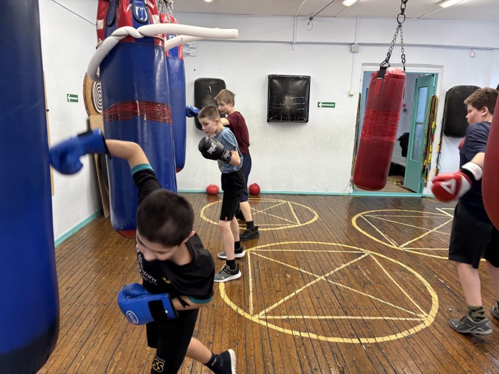 4 февраля 2026 года в клубе по месту жительства «Сибирь» прошел мастер-класс по боксу, организованный инструктором по спорту Леонидом Алексеевичем Дуплинским для несовершеннолетних осужденных, состоящих на учете в филиалах ФКУ «Уголовно-исполнительная инспекция ГУФСИН России по Кемеровской области - Кузбассу» в городе Кемерово