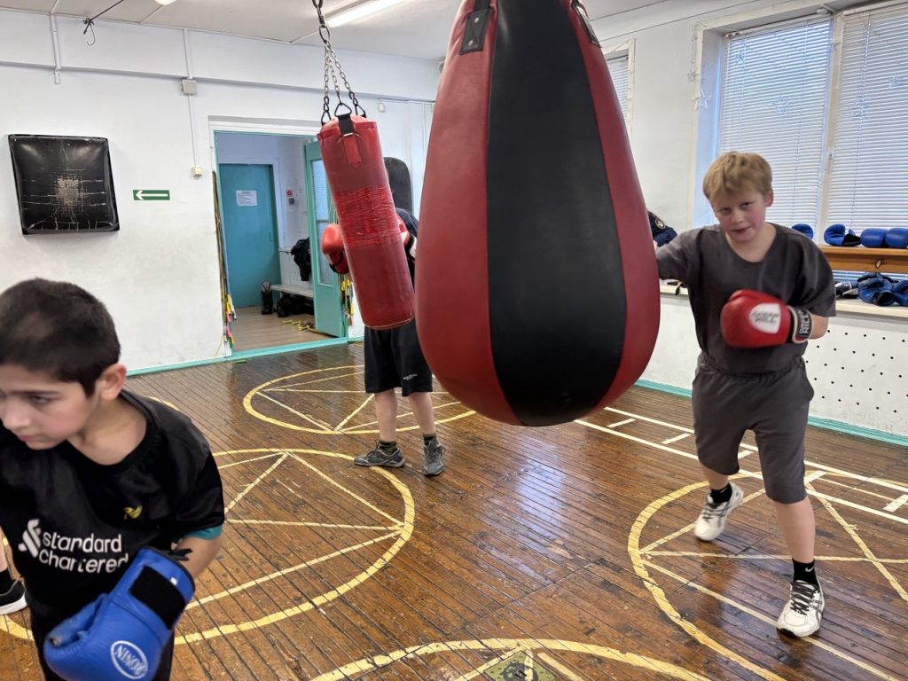 4 февраля 2026 года в клубе по месту жительства «Сибирь» прошел мастер-класс по боксу, организованный инструктором по спорту Леонидом Алексеевичем Дуплинским для несовершеннолетних осужденных, состоящих на учете в филиалах ФКУ «Уголовно-исполнительная инспекция ГУФСИН России по Кемеровской области - Кузбассу» в городе Кемерово