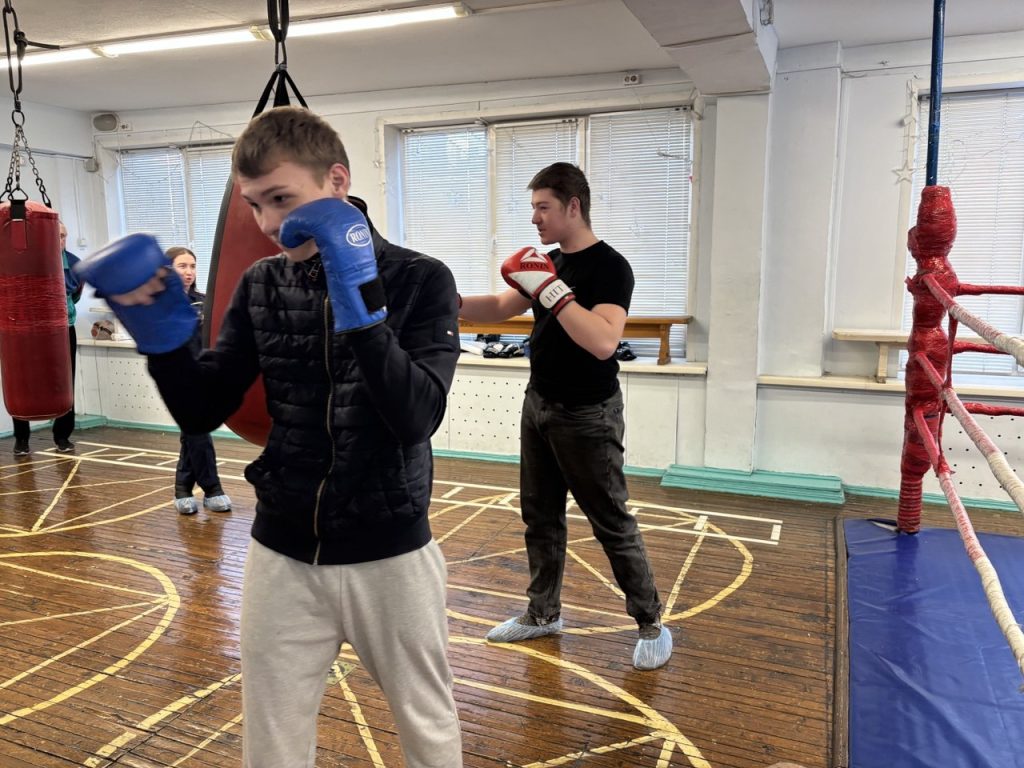 4 февраля 2026 года в клубе по месту жительства «Сибирь» прошел мастер-класс по боксу, организованный инструктором по спорту Леонидом Алексеевичем Дуплинским для несовершеннолетних осужденных, состоящих на учете в филиалах ФКУ «Уголовно-исполнительная инспекция ГУФСИН России по Кемеровской области - Кузбассу» в городе Кемерово