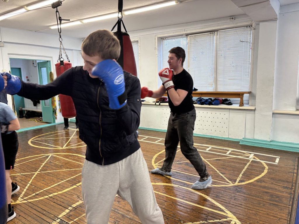 4 февраля 2026 года в клубе по месту жительства «Сибирь» прошел мастер-класс по боксу, организованный инструктором по спорту Леонидом Алексеевичем Дуплинским для несовершеннолетних осужденных, состоящих на учете в филиалах ФКУ «Уголовно-исполнительная инспекция ГУФСИН России по Кемеровской области - Кузбассу» в городе Кемерово