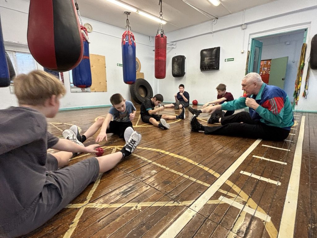 4 февраля 2026 года в клубе по месту жительства «Сибирь» прошел мастер-класс по боксу, организованный инструктором по спорту Леонидом Алексеевичем Дуплинским для несовершеннолетних осужденных, состоящих на учете в филиалах ФКУ «Уголовно-исполнительная инспекция ГУФСИН России по Кемеровской области - Кузбассу» в городе Кемерово