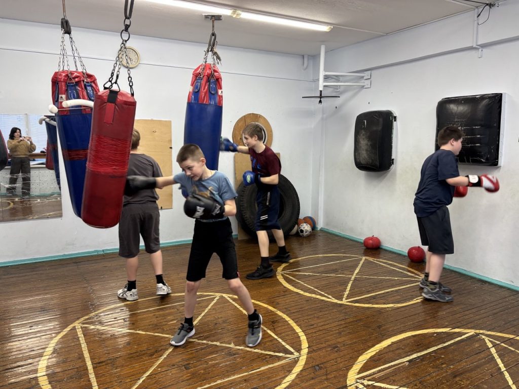 4 февраля 2026 года в клубе по месту жительства «Сибирь» прошел мастер-класс по боксу, организованный инструктором по спорту Леонидом Алексеевичем Дуплинским для несовершеннолетних осужденных, состоящих на учете в филиалах ФКУ «Уголовно-исполнительная инспекция ГУФСИН России по Кемеровской области - Кузбассу» в городе Кемерово