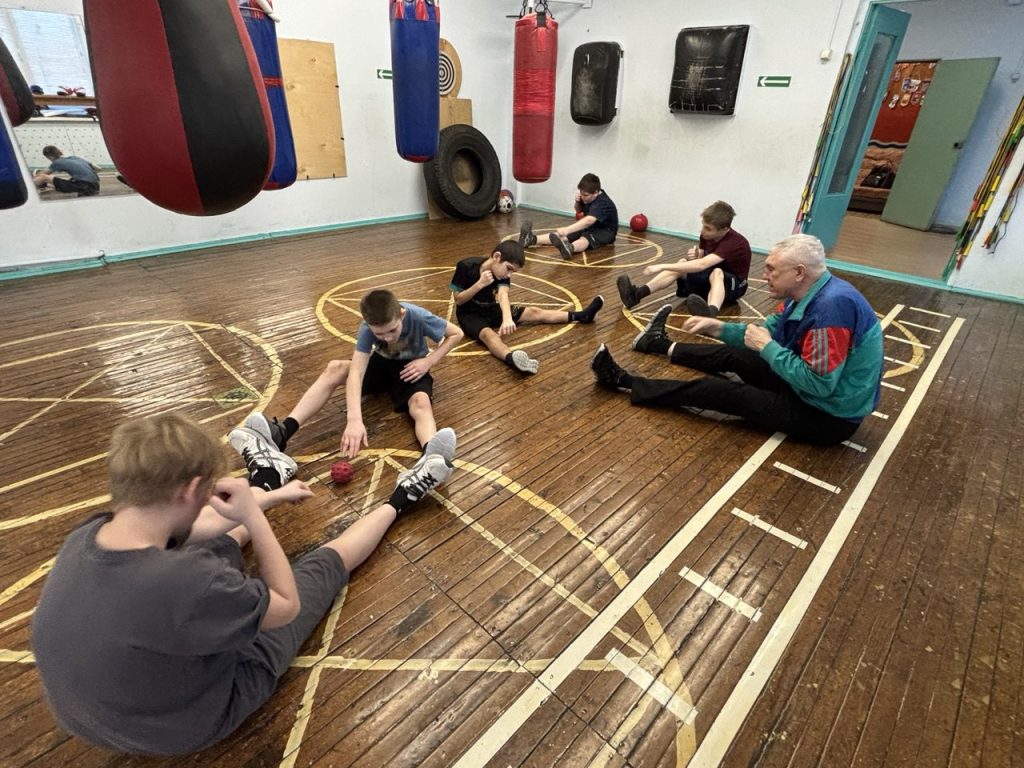 4 февраля 2026 года в клубе по месту жительства «Сибирь» прошел мастер-класс по боксу, организованный инструктором по спорту Леонидом Алексеевичем Дуплинским для несовершеннолетних осужденных, состоящих на учете в филиалах ФКУ «Уголовно-исполнительная инспекция ГУФСИН России по Кемеровской области - Кузбассу» в городе Кемерово