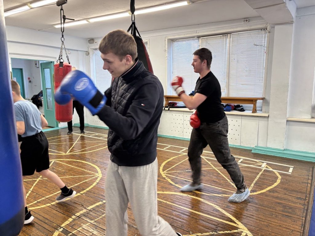 4 февраля 2026 года в клубе по месту жительства «Сибирь» прошел мастер-класс по боксу, организованный инструктором по спорту Леонидом Алексеевичем Дуплинским для несовершеннолетних осужденных, состоящих на учете в филиалах ФКУ «Уголовно-исполнительная инспекция ГУФСИН России по Кемеровской области - Кузбассу» в городе Кемерово