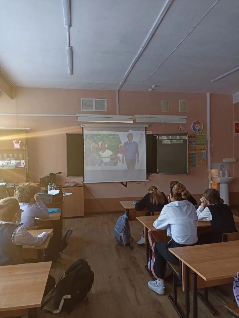 Ученики четвёртых классов школы №91 из Кемерово с большим энтузиазмом приняли участие в квест-уроке, посвящённом программе Всероссийского физкультурно-спортивного комплекса «Готов к труду и обороне» (ГТО)