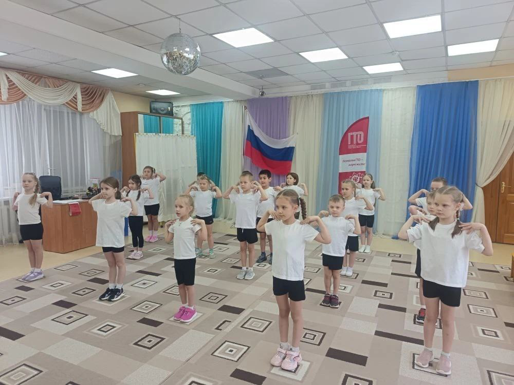 Клубы по месту жительства Специалисты Центра тестирования ГТО МАУ «Клубы по месту жительства» проводят прием нормативов Всероссийского физкультурно-спортивного комплекса «Готов к Труду и Обороне» среди дошкольников