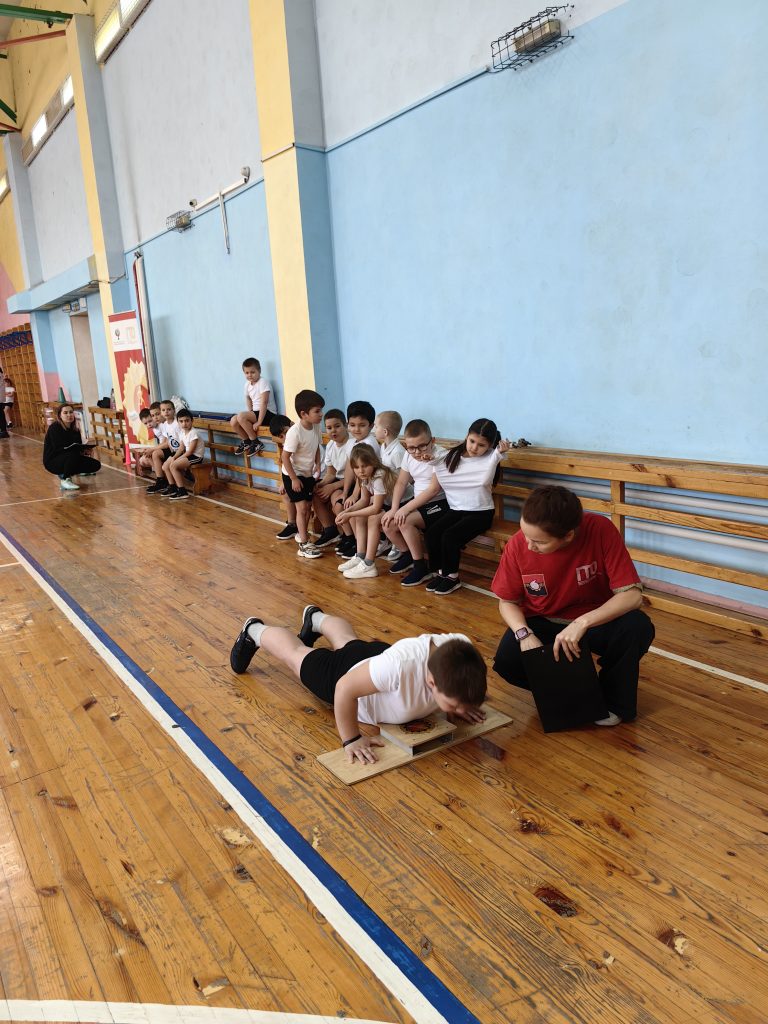 Клубы по месту жительства В городе Кемерово ученики школы № 51 успешно выполнили нормативы ГТО!