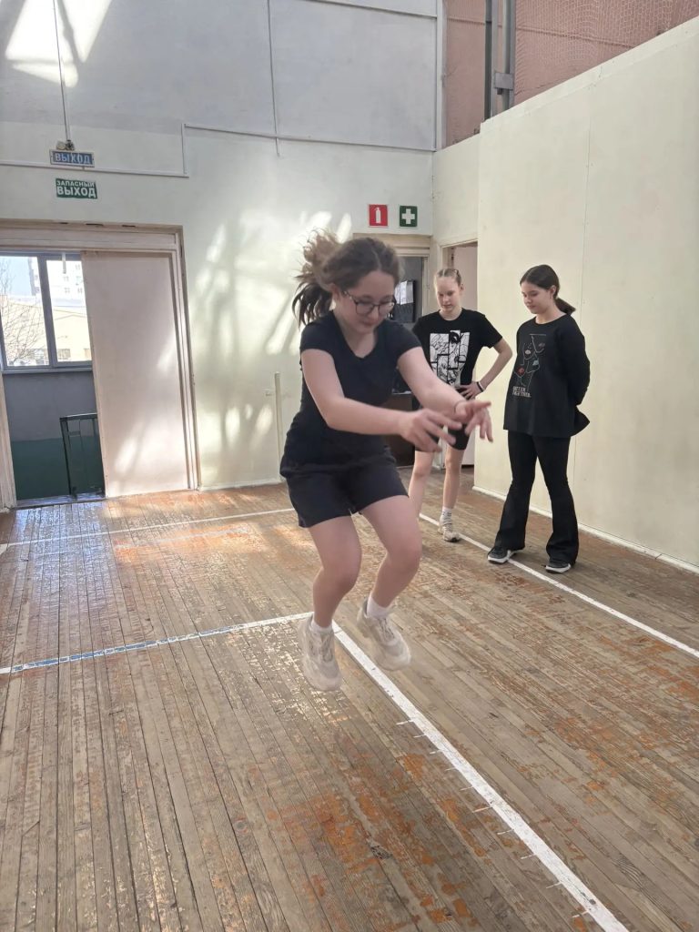 2 апреля 2026 года на базе школы №97 г. Кемерово прошло выполнение нормативов Всероссийского физкультурно-спортивного комплекса «Готов к Труду и Обороне» (ГТО) среди учащихся старшего звена.