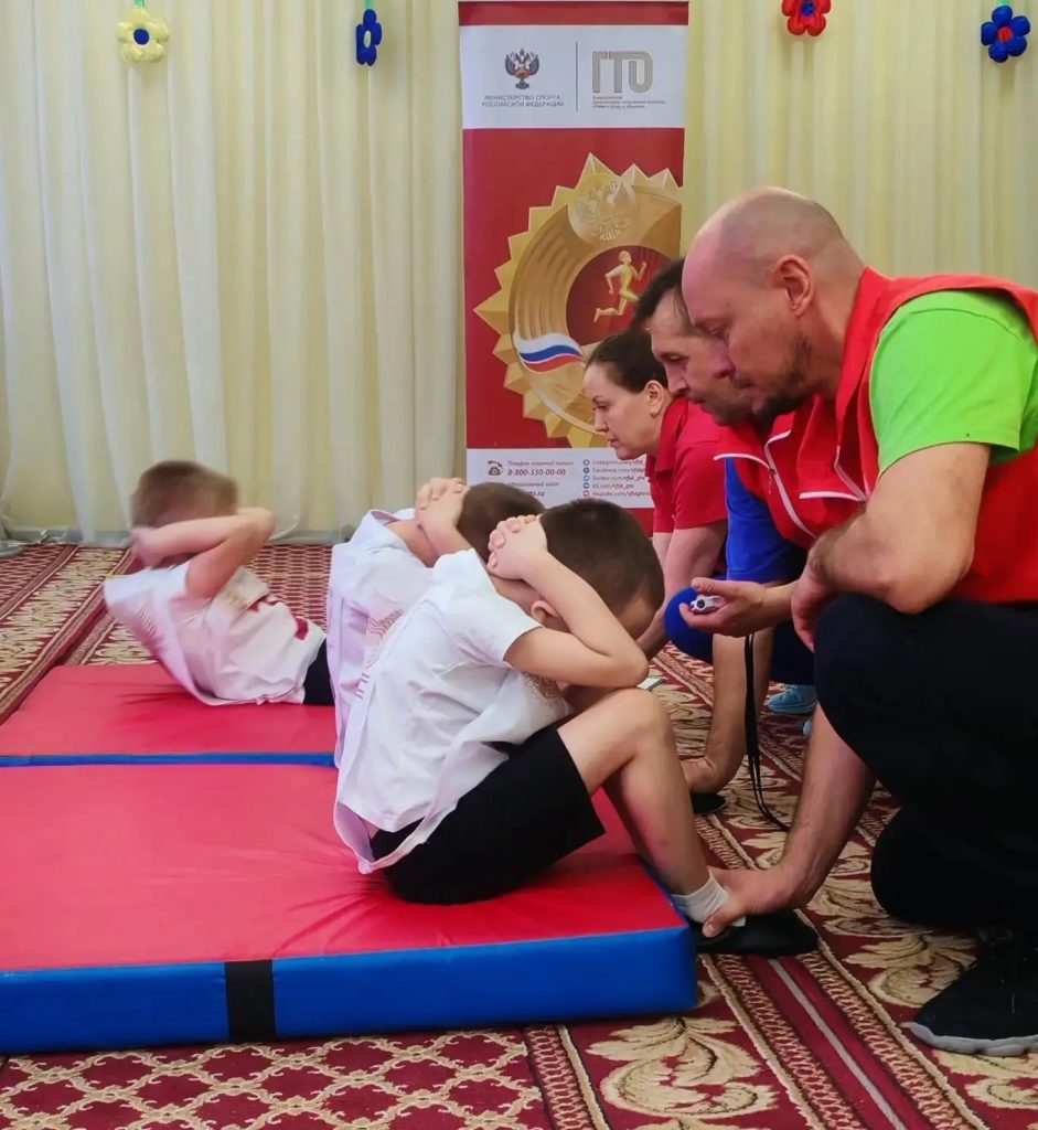 Бежим быстро, прыгаем далеко, наклоняемся гибко!