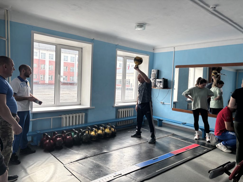 Сотрудники Кемеровской кадетской школы-интерната полиции проверили свои силы в испытаниях ГТО.