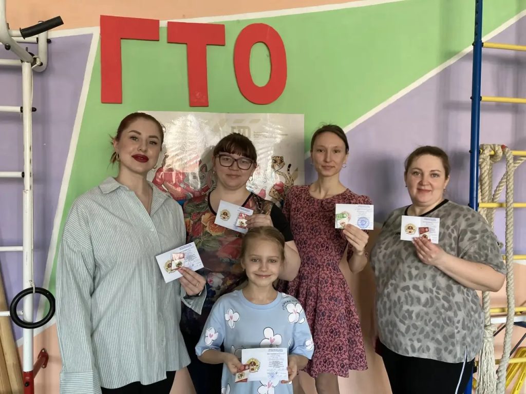 В Центре тестирования ГТО МАУ «Клубы по месту жительства» состоялась торжественная церемония вручения знаков отличия сотрудникам и воспитанникам детского сада №232 города Кемерово.