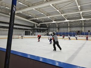🏒 6 мая 2026 года в ледовом дворце «Металлист» (п. Металлплощадка) прошла захватывающая хоккейная встреча между командами: